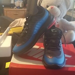 Nike sneakers 5.5y never worn.